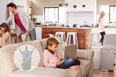 Une famille dans son salon avec un répéteur wifi