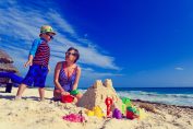 Une maman et son fils font un chateau de sable