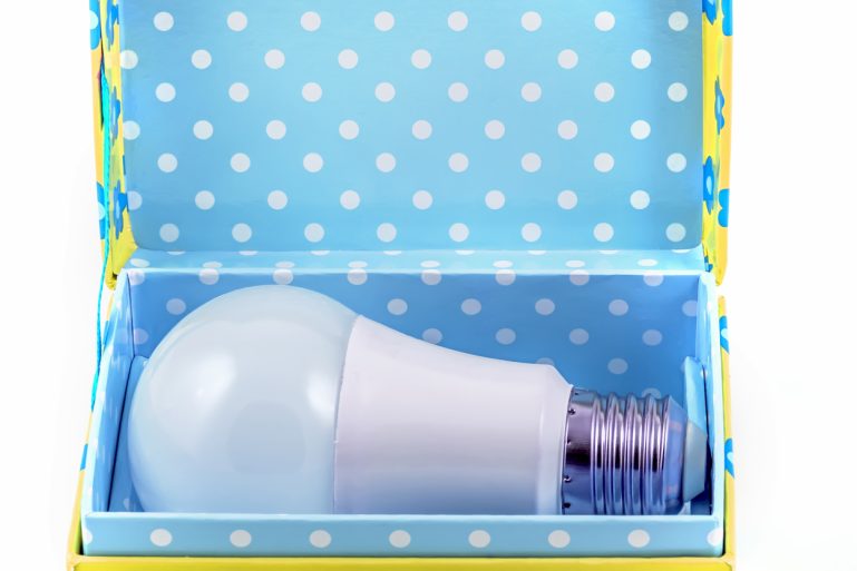 Une ampoule dans une boîte colorée
