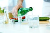 Un homme sert un verre d'eau