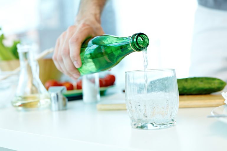 Un homme sert un verre d'eau