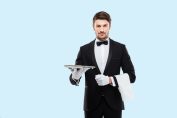 serveur portant un plateau d'argent