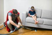 fillette et homme passant l'aspirateur