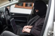 voleur de voiture équipé d'un ordinateur