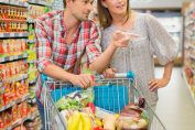 couple faisant ses courses au supermarché
