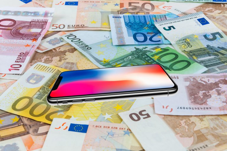 iPhone X et billets de banque