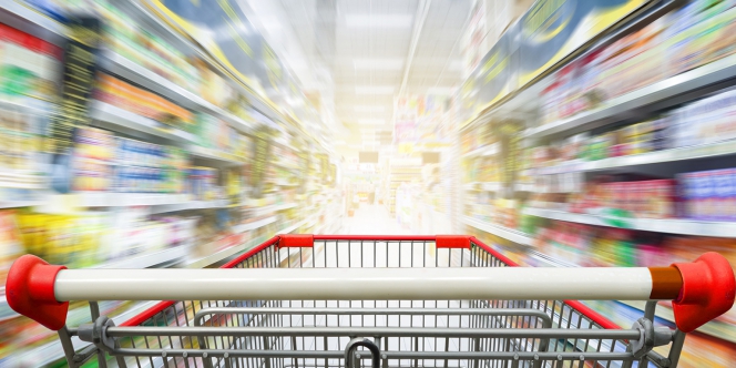 chariot filant dans les allées d'un supermarché