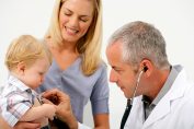 un bébé en consultation chez le médecin