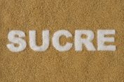 le mot sucre écrit en sucre poudre