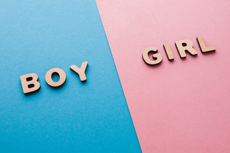 Le mot boy sur fond bleu et le mot girl sur fond rose