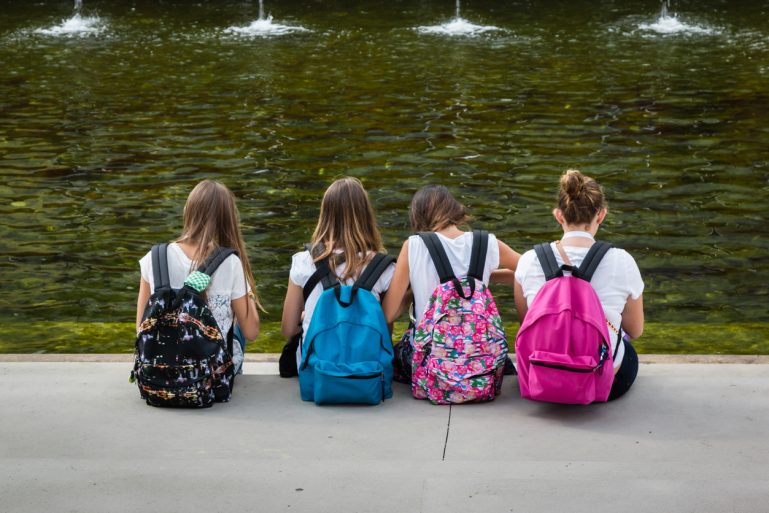 jeunes filles et sacs à dos
