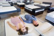 un couple essaie des matelas dans un magasin