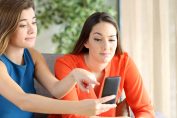 adolescentes découvrant un mauvais plan sur leur smartphone