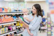 bébé et femme regardant les médicaments dans une pharmacie