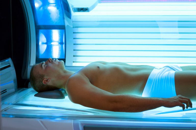 dans une cabine de bronzage