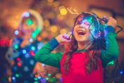 petite fille à Noël avec une guirlande électrique sur la tête
