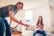 couple jouant avec un drone dans son salon