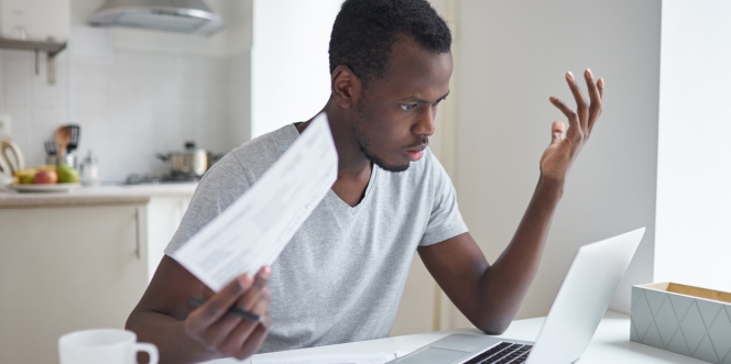 consommateur énervé devant son ordinateur