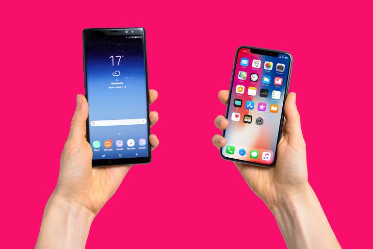 L'iPhone X dans une main, le Samsung Note 8 dans l'autre