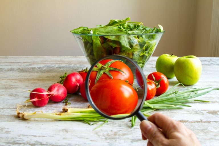 Des légumes sur une table sont étudiés à la loupe