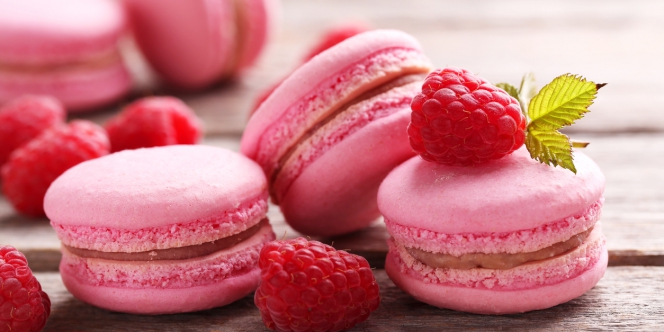 des macarons à la framboise