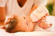 Une maman donnant le biberon à son enfant