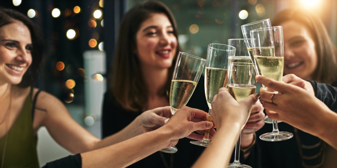 Un groupe de jeunes qui trinquent au champagne