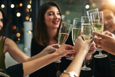 Un groupe de jeunes trinque au champagne