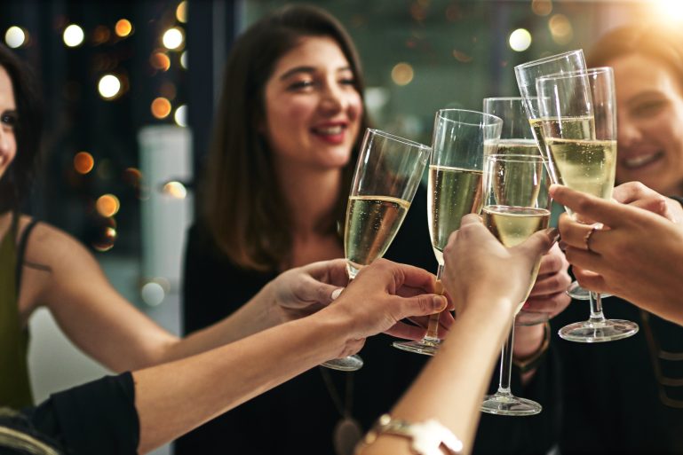 Un groupe de jeunes trinque au champagne