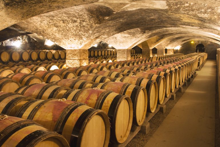 Des tonneaux de vin dans une cave