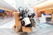Un carton d'où sortent des produits d'électroménager