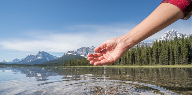 contribuable puisant de l'eau à la source