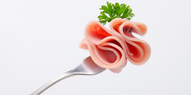 une fourchette avec du jambon