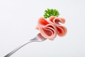 Une fourchette avec du jambon