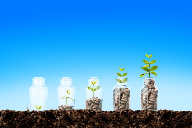 Des pots en verre plus ou moins remplis de pièces de monnaie