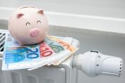 Billets et tirelire sur un radiateur