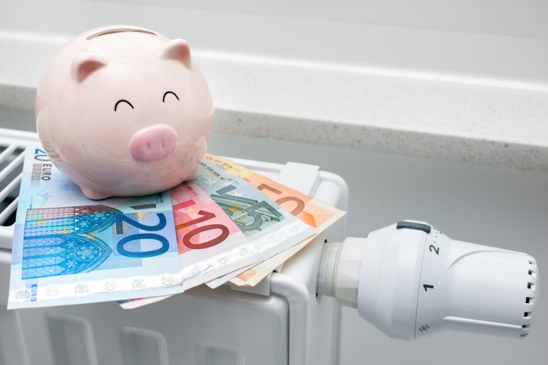 Billets et tirelire sur un radiateur