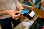 Une femme paie avec une carte sans contact
