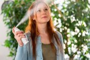 jeune femme utilisant un aérosol désodorisant