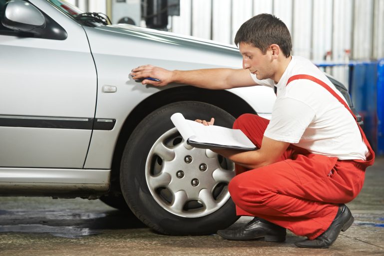 inspection d'une voiture par un contrôleur
