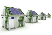 Des maisons en billets de 100 € avec des panneaux solaires sur le toit