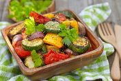 plat de courgettes, poivrons, oignons et autres légumes grillés