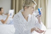 Une femme prend un médicament antidouleur