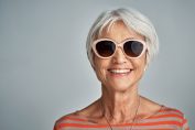 femme portant des lunettes de soleil