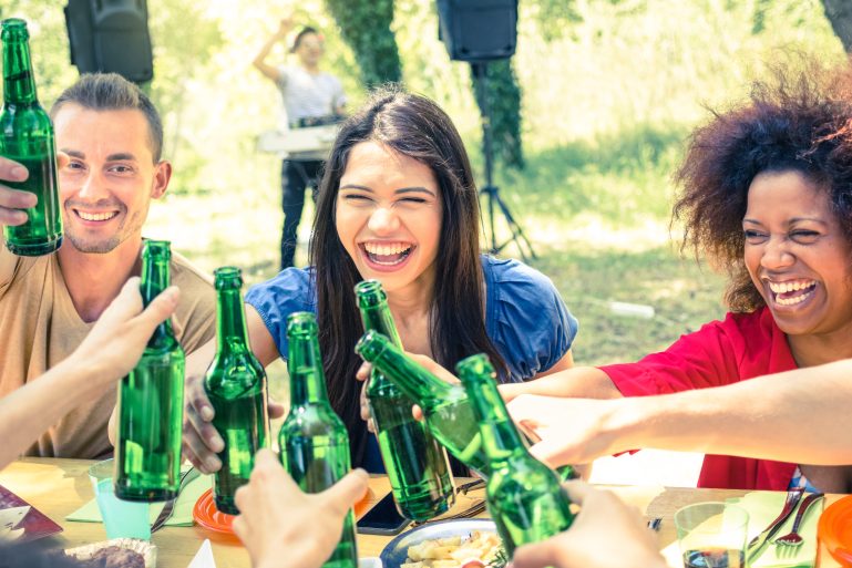 Un groupe d'amis trinque à la bière dans la nature 