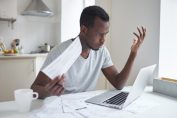 consommateur énervé devant son ordinateur