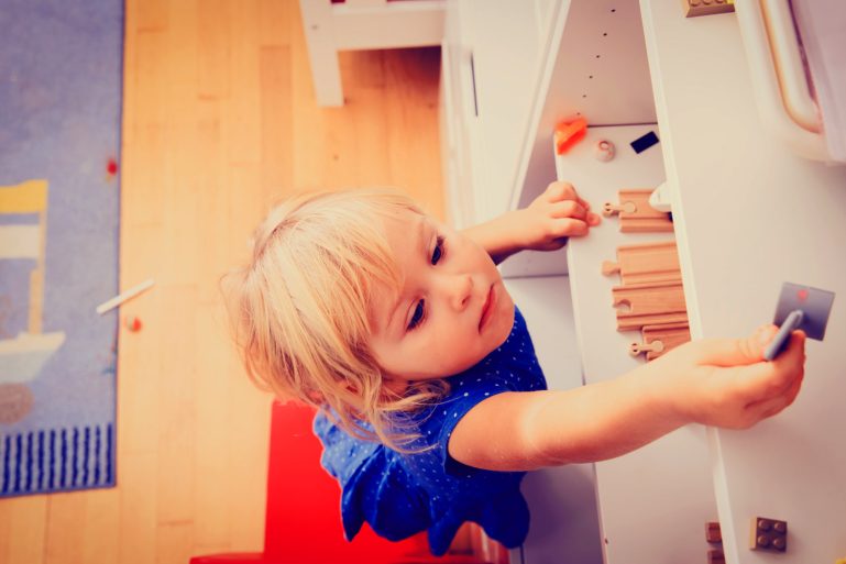 enfant montant sur un meuble