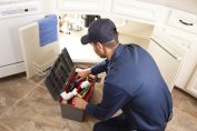 Dépanneur en train de travailler