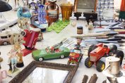 Des objets hétéroclites disposés dans un vide-grenier