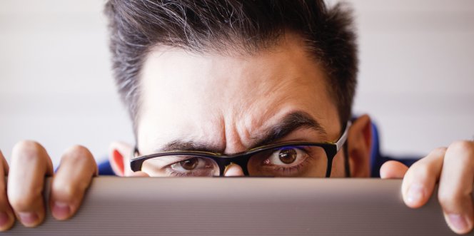 Consommateur cherchant à rester incognito sur Internet